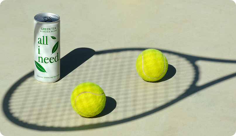All I Need Dose auf einem Tennisplatz